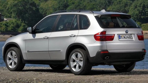 След 70 000-90 000 км, задната част на X5 може да започне да провисва след паркиране през нощта, а при шофиране да се появят грешки при нивото на каросерията и осезаеми вибрации.

Какво да се направи

Причината е изтичане на въздух през спукани пневматични пружини или захранващи маркучи. В резултат на това компресорът работи почти непрекъснато, прегрява и бързо се поврежда.

За да се удължи животът на системата, е важно клапаните ѝ редовно се почистват от замърсявания, да се следи за целостта на маркучите и своевременно да се сменят износените пневматични пружини, като при първите признаци на провисване, те трябва да се сменят по двойки.